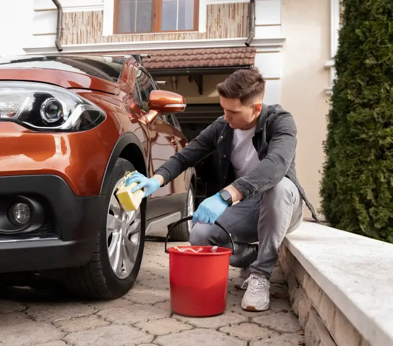 Lavage auto à domicile Évian-les-Bains : professionnel intervenant sur un véhicule